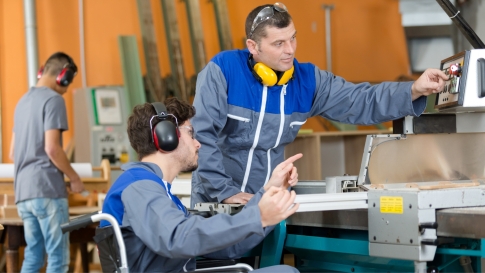 Symbolbild: Rollstuhlfahrer Metallarbeiter; Während die Arbeitslosigkeit insgesamt sinkt, steigt jene der Menschen mit Behinderung um 4 Prozent an