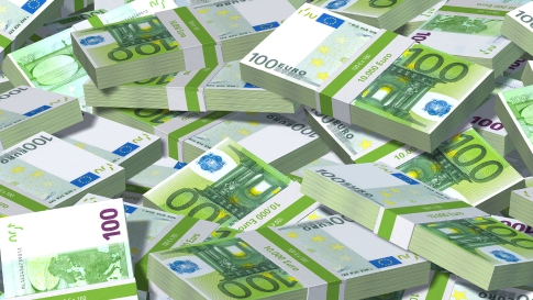 Viele Bündel mit unzähligen Hundert-Euro-Scheinen